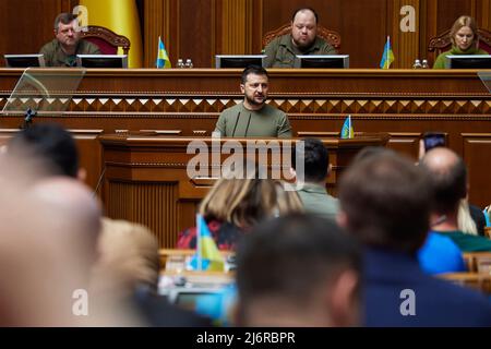 Kiew, Ukraine. 03. Mai 2022. Der ukrainische Präsident Wolodymyr Zelenskyy hält am 3. Mai 2022 in Kiew, Ukraine, eine Rede vor dem Werchowna Rada oder dem parlament. Der spätere britische Premierminister Boris Johnson hielt per Videokonferenz eine beispiellose Rede an das parlament, in der er den Krieg als „die schönste Stunde der Ukraine“ bezeichnete. Quelle: Ukrainische Präsidentschaft/Ukrainische Präsidentschaft/Alamy Live News Stockfoto