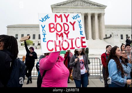 3. Mai 2022, Washington, District of Columbia, USA: Frau mit einem Schild mit der Aufschrift ''My Body my Choice'' bei einer Demonstration im Zusammenhang mit Abtreibungen vor dem Obersten Gerichtshof. (Bild: © Michael Brochstein/ZUMA Press Wire) Stockfoto