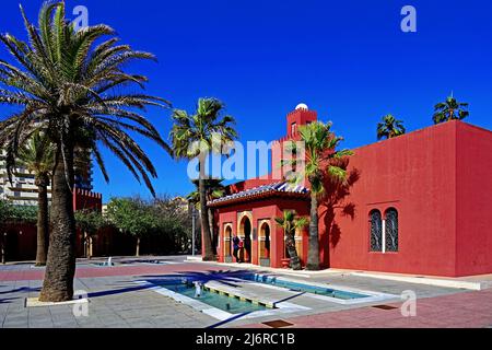 Spanien Andalusien Malaga Benalmadena Promenade und arabisches Schloss Bil Bil Touristeninformationszentrum nach dem historischen muslimischen Wissenschaftler Ibn al Baytar Stockfoto