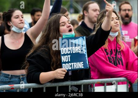 3. Mai 2022, Washington, District of Columbia, USA: Demonstrator mit einem Schild mit der Aufschrift ''Ärzte ohne Doktrin''' auf einer Demonstration im Zusammenhang mit Abtreibungen vor dem Obersten Gerichtshof. (Bild: © Michael Brochstein/ZUMA Press Wire) Stockfoto