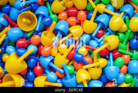 Nahaufnahme, Kinder Farbmosaik für die Erstellung von Bildern. Pädagogisches Spielzeug für Kinder. Stockfoto