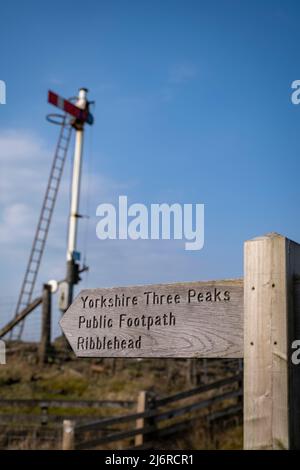 Güterzug an der Signalbox Blea Moor in der Nähe von Ribblehead im Yorkshire Dales National Park. England, Großbritannien Stockfoto