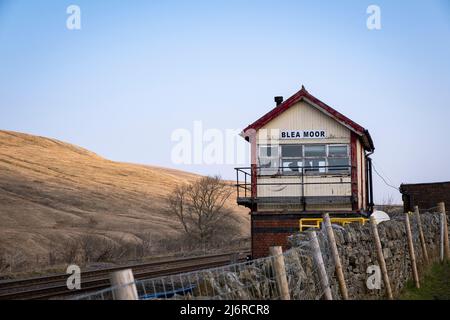 Güterzug an der Signalbox Blea Moor in der Nähe von Ribblehead im Yorkshire Dales National Park. England, Großbritannien Stockfoto