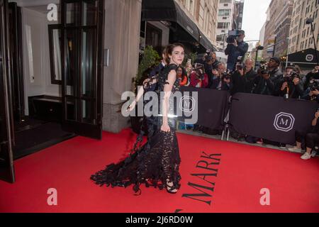 Bee Shaffer und Francesco Carrozzini verlassen das Mark Hotel zur Met Gala 2022 in New York City. Stockfoto
