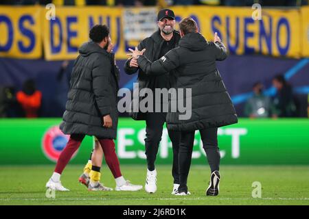 Villarreal, Spanien. 03.. Mai 2022. Liverpool-Cheftrainer Jurgen Klopp feiert Vollzeit Liverpool-Cheftrainer Jurgen Klopp feiert den Sieg während des UEFA Champions League-Spiels zwischen Villarreal CF und Liverpool FC, das am 3. Mai 2021 im La Ceramica Stadium in Villarreal, Spanien, gespielt wurde. (Foto von Colas Buera / PRESSINPHOTO) Credit: PRESSINPHOTO SPORTS AGENCY/Alamy Live News Stockfoto