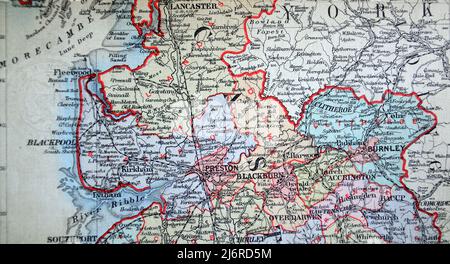 Antike Landkarte von Lancashire, wie es damals war, einschließlich Blackpool, Preston, Blackburn, Fleetwood, Accrington, und Bereich mit Yorkshire auf der rechten Seite, in Großbritannien, Britische Inseln. Aus dem Buch: 'Stanford's Parliamentary County Atlas and Handbook of England and Wales' Veröffentlicht 1885 Stockfoto