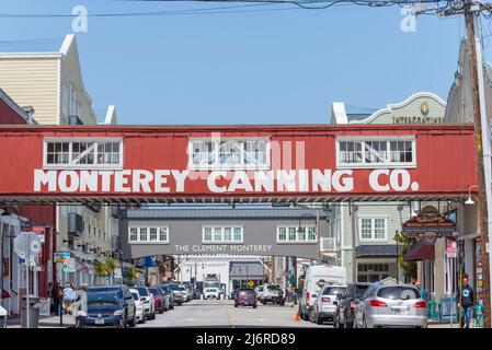 Gebäude entlang der Cannery Row an einem Apriltag. Monterey, Kalifornien, USA. Stockfoto