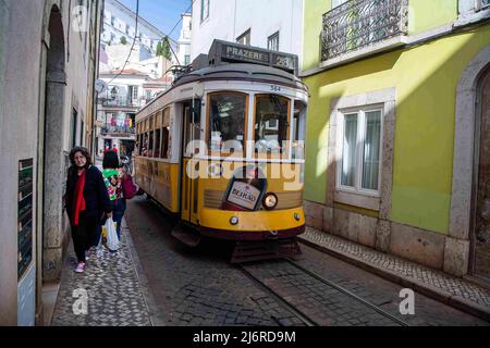 29. April 2022, Lissabon, Portugal: Eine Straßenbahn fährt durch die Straßen des Stadtteils Santa Apolonia in Lissabon. Die Fälle von Covid-19 nahmen in Portugal nach einer Woche mit einem leichten Anstieg ab. Die Zahl der neuen Virusfälle und die Inzidenz sind nach dem DSG-Bericht (General Health Direction) erneut gesunken, der die Zunahme der Zirkulation des BA.5-Stammes der Omicron-Variante und eines neuen Substammes von BA.2 hervorhebt. (Bild: © Jorge Castellanos/SOPA Images via ZUMA Press Wire) Stockfoto