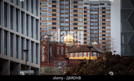 Goldene Kuppel eines Sikh-Tempels in einer urbanen britischen Landschaft, umgeben von Bürohochhäusern und Wohnimmobilien Stockfoto