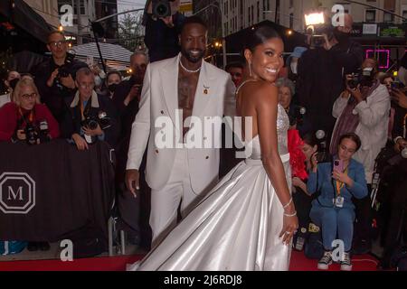 Dwyane Wade und Gabrielle Union verlassen das Mark Hotel zur Met Gala 2022 in New York City. Stockfoto