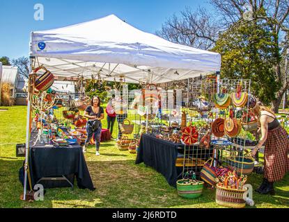 04-09-2022 Tulsa USA  Frauen, die im Zelt einkaufen, verkaufen am sonnigen Tag Körbe und Kunsthandwerk beim Verkauf von Frühlingspflanzen Stockfoto