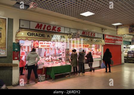 Demolished Castle Market Sheffield Indoor Market England. Metzgereien kaufen Käufer in einem jetzt abgerissenen Gebäude, Leute kaufen drinnen ein Stockfoto