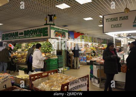 Demolished Castle Market Sheffield Indoor Market England Stände und Shopper in einem jetzt abgerissenen Gebäude Leute einkaufen drinnen Stockfoto