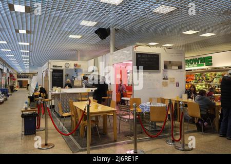 Abgerissener Castle Market Sheffield Indoor Market England Cafe und Shopper in einem jetzt abgerissenen Gebäude Stockfoto