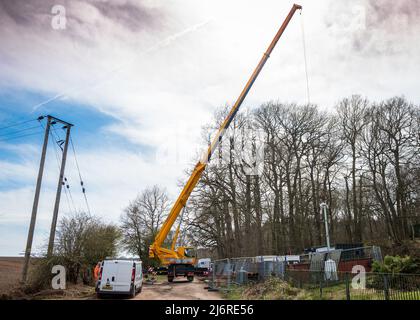 Emsley-Kran mietet Liebherr 40 Tonnen LTM 1040-2,1-Kran, der seinen Teleskopausleger auf einem Wasserbohrloch-Testgelände in Sherwood Forest, Nottinghamshire, betreibt. Stockfoto