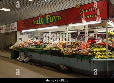 Demolished Castle Market Sheffield Indoor Market England Fruit and Veg Stall und Shopper in einem jetzt abgerissenen Gebäude Stockfoto