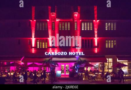 Menschen, die abends außerhalb des Art-Deco-Restaurants in South Beach, Miami, Florida, USA, speisen Stockfoto