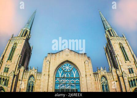 Kupferkeiltürme und Buntglasfenster der gotischen Kirche mit Weitwinkel-Fischaugenlinse Raum für Kopie und Perspektive. Stockfoto