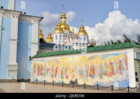 Religiöses Wandgemälde an der Wand vor dem Kloster der Goldenen Kuppel des heiligen Michael in Kiew, Ukraine. Stockfoto