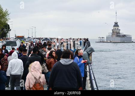 Ramadan Feast Flüchtlinge in Istanbul beherbergt die Türkei heute die größte Flüchtlingsbevölkerung der Welt. Zuerst syrische Flüchtlinge, dann Afghanen und pakistanische illegale Arbeiter. Jetzt ist es ein großes Problem für die Türkei und Istanbul. Dies ist Istanbul Bosphorus , Üsküdar Küste und diese Menge ist komplett afghanisch, pakistanisch und andere Menschen. Derzeit sind die meisten Türken wegen des Ramadan-Urlaubs aus Istanbul. Stockfoto