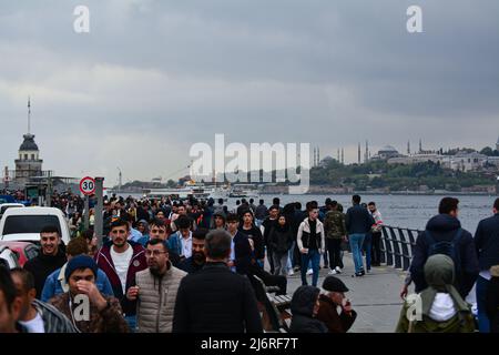 Ramadan Feast Flüchtlinge in Istanbul beherbergt die Türkei heute die größte Flüchtlingsbevölkerung der Welt. Zuerst syrische Flüchtlinge, dann Afghanen und pakistanische illegale Arbeiter. Jetzt ist es ein großes Problem für die Türkei und Istanbul. Dies ist Istanbul Bosphorus , Üsküdar Küste und diese Menge ist komplett afghanisch, pakistanisch und andere Menschen. Derzeit sind die meisten Türken wegen des Ramadan-Urlaubs aus Istanbul. Stockfoto