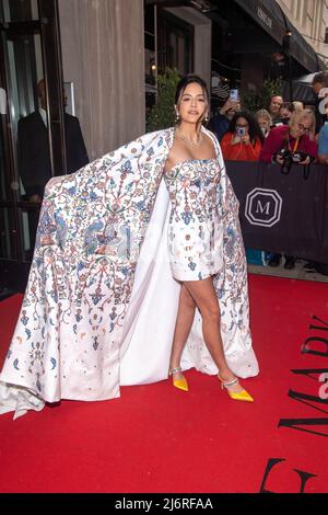 Erin Lim Rhodes verlässt das Mark Hotel zur Met Gala 2022 in New York City. Stockfoto