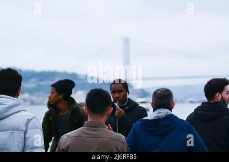 Ramadan Feast Flüchtlinge in Istanbul beherbergt die Türkei heute die größte Flüchtlingsbevölkerung der Welt. Zuerst syrische Flüchtlinge, dann Afghanen und pakistanische illegale Arbeiter. Jetzt ist es ein großes Problem für die Türkei und Istanbul. Dies ist Istanbul Bosphorus , Üsküdar Küste und diese Menge ist komplett afghanisch, pakistanisch und andere Menschen. Derzeit sind die meisten Türken wegen des Ramadan-Urlaubs aus Istanbul. Stockfoto