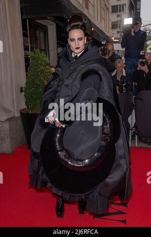 Jordan Roth verlässt das Mark Hotel zur Met Gala 2022 in New York City. Stockfoto