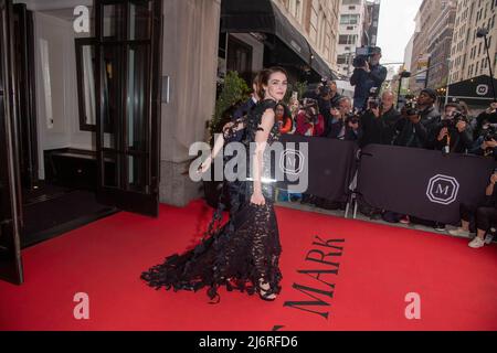 Bee Shaffer und Francesco Carrozzini verlassen das Mark Hotel zur Met Gala 2022 in New York City. Stockfoto