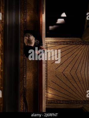 Blick von oben auf das Innere des Chicago Cultural Center mit Person unten Stockfoto