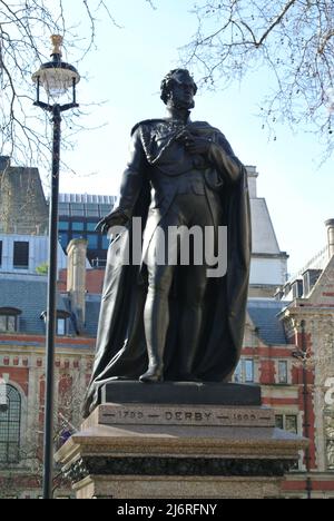 Eine Bronzestatue von Edward George Geoffrey Smith Stanley, 14. Earl of Derby, auf dem Parliament Square, London, England, Großbritannien. Stockfoto