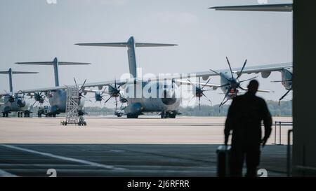 02. Mai 2022, Niedersachsen, Wunstorf: Mehrere A400M Militärflugzeuge stehen auf dem Asphalt des Lufttransportgeschwaders 62. Foto: Ole Spata/dpa Stockfoto