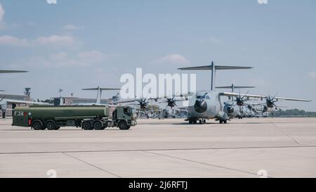 02. Mai 2022, Niedersachsen, Wunstorf: Mehrere A400M Militärflugzeuge stehen auf dem Asphalt des Lufttransportgeschwaders 62. Foto: Ole Spata/dpa Stockfoto