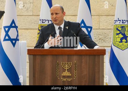 (220503) -- JERUSALEM, 3. Mai 2022 (Xinhua) -- der israelische Premierminister Naftali Bennett spricht während einer Zeremonie anlässlich des israelischen Gedenktages für gefallene Soldaten und Terroropfer in Jerusalem am 3. Mai 2022. Der offizielle Memorial Day ehrt Soldaten, die während ihres Militärdienstes und ihrer Kriege getötet wurden, sowie die zivilen Opfer von Angriffen. (Marc Israel Sellem/JINI über Xinhua) Stockfoto