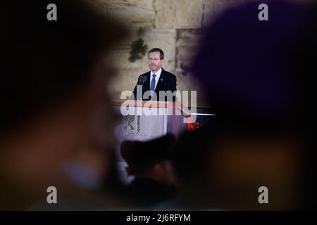 (220503) -- JERUSALEM, 3. Mai 2022 (Xinhua) -- der israelische Präsident Isaac Herzog spricht während einer Zeremonie anlässlich des israelischen Gedenktages für gefallene Soldaten und Terroropfer an der Westmauer in Jerusalem am 3. Mai 2022. Der offizielle Memorial Day ehrt Soldaten, die während ihres Militärdienstes und ihrer Kriege getötet wurden, sowie die zivilen Opfer von Angriffen. (JINI via Xinhua) Stockfoto