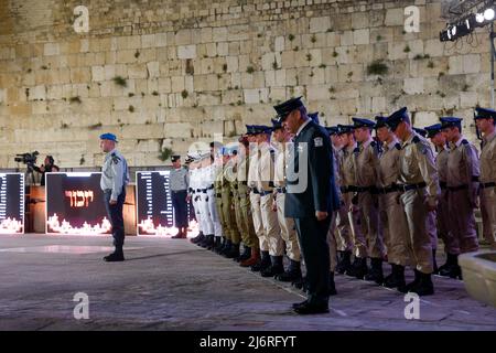 (220503) -- JERUSALEM, 3. Mai 2022 (Xinhua) -- das Foto vom 3. Mai 2022 zeigt eine Zeremonie anlässlich des israelischen Gedenktages für gefallene Soldaten und Terroropfer an der Westmauer in Jerusalem. Der offizielle Memorial Day ehrt Soldaten, die während ihres Militärdienstes und ihrer Kriege getötet wurden, sowie die zivilen Opfer von Angriffen. (JINI via Xinhua) Stockfoto