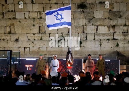 (220503) -- JERUSALEM, 3. Mai 2022 (Xinhua) -- das Foto vom 3. Mai 2022 zeigt eine Zeremonie anlässlich des israelischen Gedenktages für gefallene Soldaten und Terroropfer an der Westmauer in Jerusalem. Der offizielle Memorial Day ehrt Soldaten, die während ihres Militärdienstes und ihrer Kriege getötet wurden, sowie die zivilen Opfer von Angriffen. (JINI via Xinhua) Stockfoto