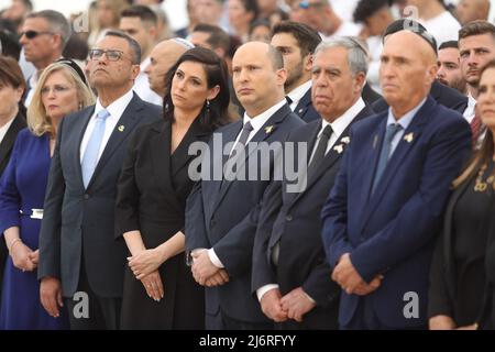 (220503) -- JERUSALEM, 3. Mai 2022 (Xinhua) -- der israelische Premierminister Naftali Bennett (C) nimmt an einer Zeremonie zum Gedenktag der gefallenen Soldaten und Terroropfer in Jerusalem am 3. Mai 2022 Teil. Der offizielle Memorial Day ehrt Soldaten, die während ihres Militärdienstes und ihrer Kriege getötet wurden, sowie die zivilen Opfer von Angriffen. (Marc Israel Sellem/JINI über Xinhua) Stockfoto