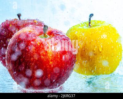Drei Äpfel mit Spritzwasser Stockfoto