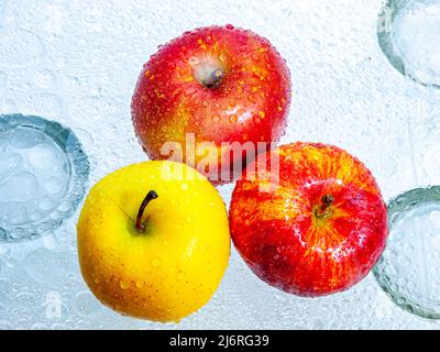 Drei Äpfel mit Spritzwasser Stockfoto