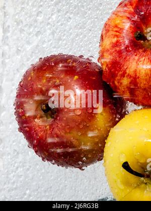 Drei Äpfel mit Spritzwasser Stockfoto
