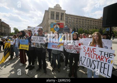 Kiew, Ukraine - am 03. Mai 2022 halten Demonstranten Plakate, auf denen ihre Meinung während der Demonstration zum Ausdruck kommt. Verwandte und Freunde der Soldaten des Bataillons Asov, die derzeit das Asowstal-Werk in Mariupol verteidigen, rufen die führenden Politiker der Welt dazu auf, einen grünen Korridor für die Evakuierung von Zivilisten und ukrainischen Soldaten aus dem Asowstal-Stahlwerk zu schaffen. Stockfoto