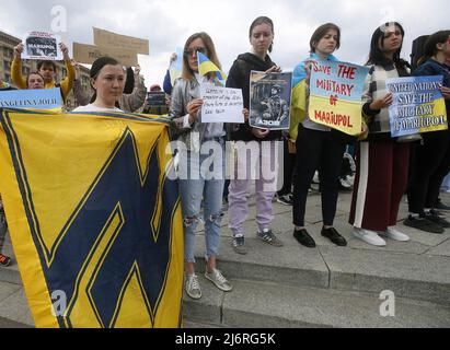 Kiew, Ukraine - am 03. Mai 2022 halten Demonstranten Plakate, auf denen ihre Meinung während der Demonstration zum Ausdruck kommt. Verwandte und Freunde der Soldaten des Bataillons Asov, die derzeit das Asowstal-Werk in Mariupol verteidigen, rufen die führenden Politiker der Welt dazu auf, einen grünen Korridor für die Evakuierung von Zivilisten und ukrainischen Soldaten aus dem Asowstal-Stahlwerk zu schaffen. Stockfoto