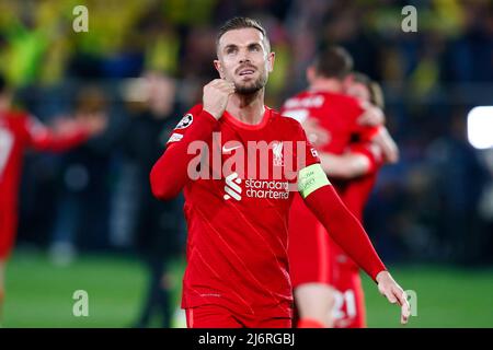 Villarreal, Spanien. Mai 3. 2022: El Madrigal, Villarreal, Spanien: Champions League Halbfinale mit 2. Leg; Villarreal gegen FC Liverpool: Henderson feiert seinen Sieg Credit: Action Plus Sports Images/Alamy Live News Stockfoto