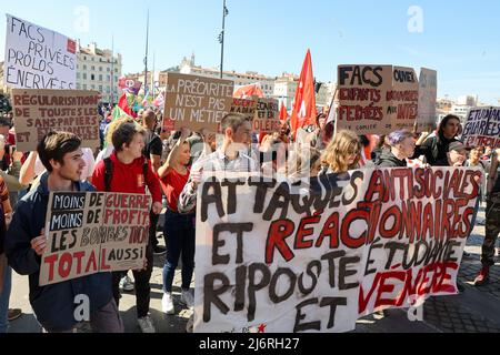 Die Demonstranten halten Plakate und ein Banner, auf dem ihre Meinung während der Demonstration zum Ausdruck kommt. Die Demonstranten nehmen am jährlichen 1. Mai (Tag der Arbeit) Teil, der den internationalen Tag der Arbeiter markiert. (Foto von Denis Thaust / SOPA Images/Sipa USA) Stockfoto