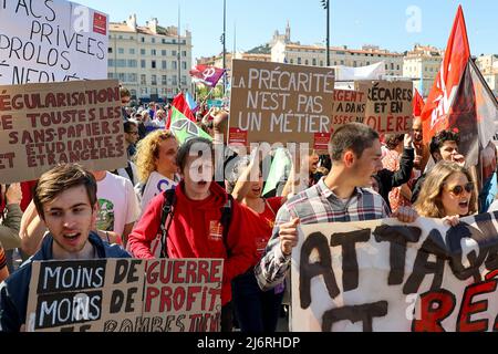 1. Mai 2022, Marseille, Frankreich: Demonstranten halten Plakate, auf denen ihre Meinung während der Demonstration zum Ausdruck kommt. Die Demonstranten nehmen am jährlichen 1. Mai (Tag der Arbeit) Teil, der den internationalen Tag der Arbeiter markiert. (Bild: © Denis Thaust/SOPA Images via ZUMA Press Wire) Stockfoto