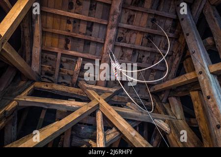 Die internen mittelalterlichen Holzdachversteifungen und Glockenseile des freistehenden Glockenturms in der St. Leonards Kirche, Yarpole, Herefordshire Stockfoto