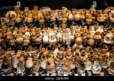 Artefakte im Museum der Königlichen Gräber von Sipan (Museo Tumbas Reales De Sipan), Lambayeque in der Nähe von Chiclayo, Peru. Stockfoto