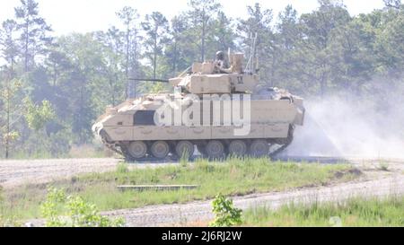 Eine Kampffahrzeugbesatzung M2A3 Bradley, die dem Kampfteam der 2. Panzerbrigade, 3. Infanterie-Division, zugewiesen wurde, manövriert zum Startpunkt des Tabelle-VI-Teils des Sullivan-Cup-Wettbewerbs in Fort Benning, Georgia, 3. Mai 2022. Der Sullivan Cup erfordert die Beherrschung der einzelnen Aufgaben, die technische und taktische Kompetenz sowie die Fähigkeit, ein kompetentes Manöver, eine nachhaltige und gewehrte Fähigkeiten unter Beweis zu stellen. Der diesjährige Sullivan Cup ist der erste, der einen Bradley Fighting Vehicle Crew Wettbewerb zeigt. (USA Foto der Armee von Staff Sgt. Justin McClarran) Stockfoto