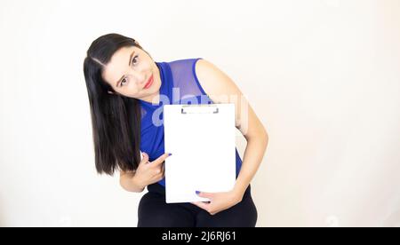 Nette und erfolgreiche CEO-Assistentin trägt blaue Bluse glücklich zeigen die Vorteile ihrer Firma, hält ein Clipboard mit ihrer Hand, weißer Hintergrund Stockfoto